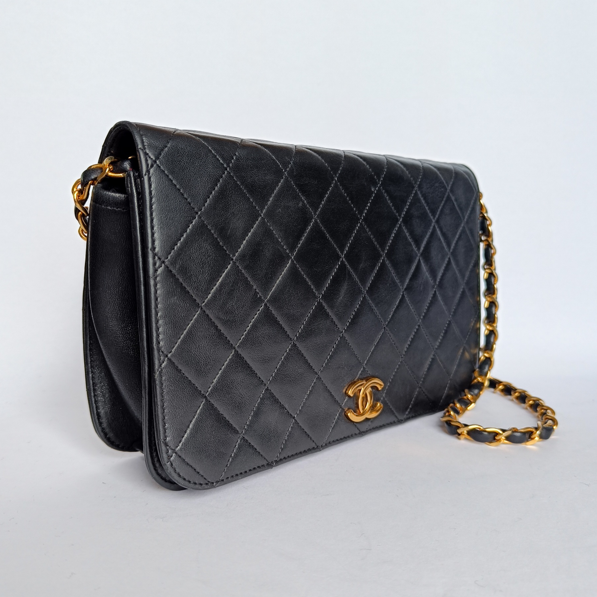  Chanel, Pre-Loved Black Quilted Caviar Bowler XL, Black :  Luxury Stores