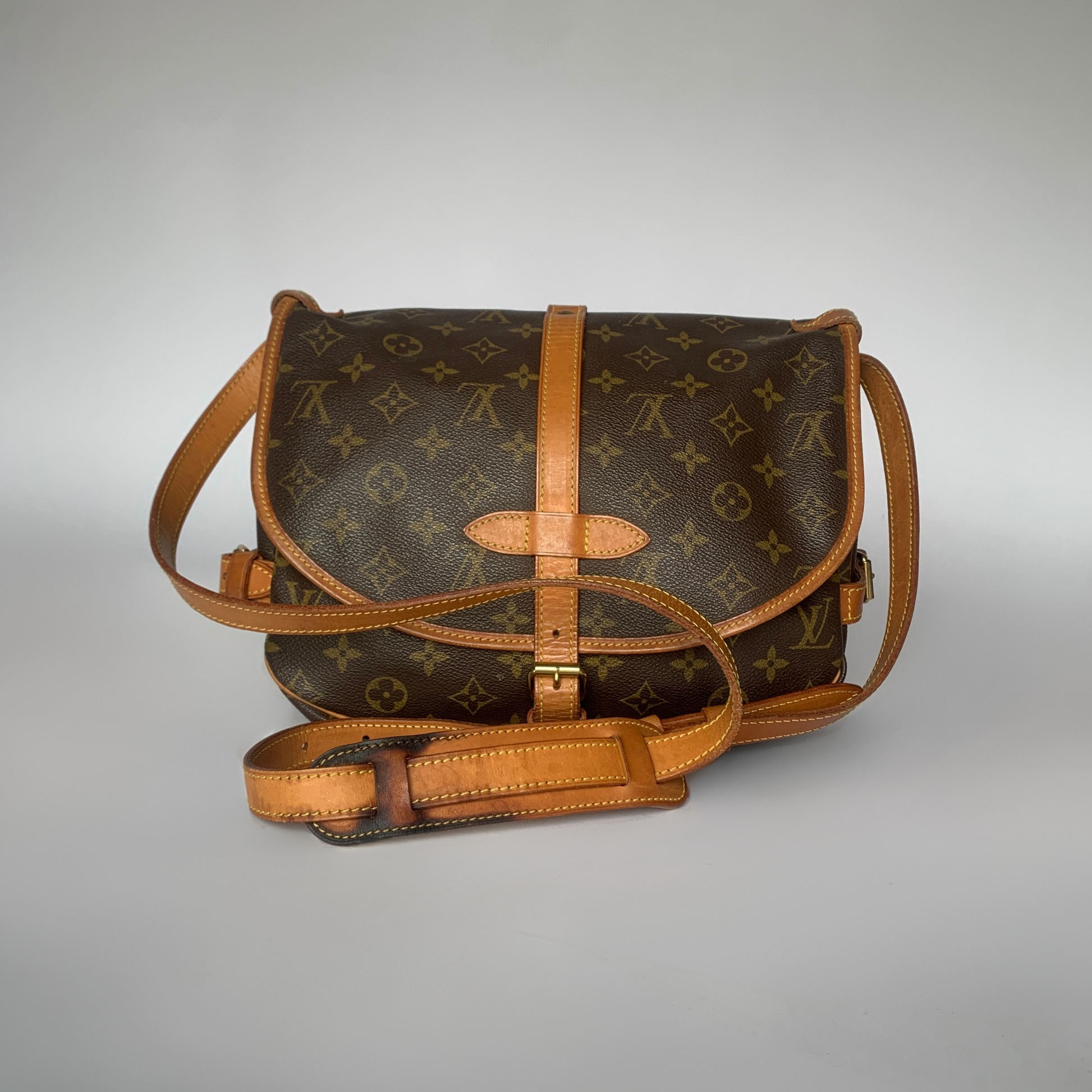 Louis Vuitton Louis Vuitton Saumur 30 in Monogram Canvas - Shoulder Bags - Etoile Luxury Vintage