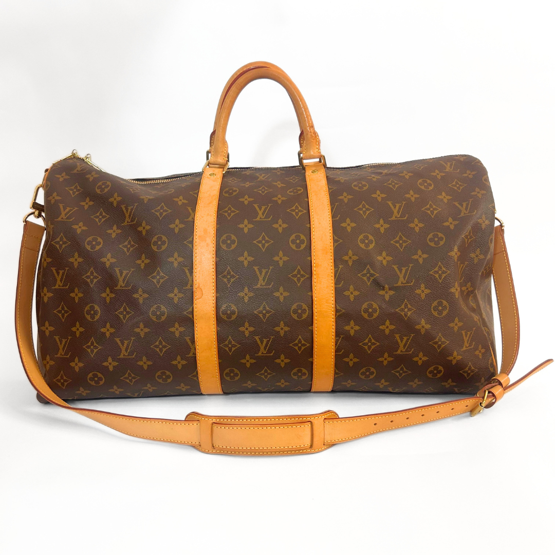 Louis Vuitton Reisetasche mit Monogramm und hellbraunen Lederriemen auf weißem Hintergrund