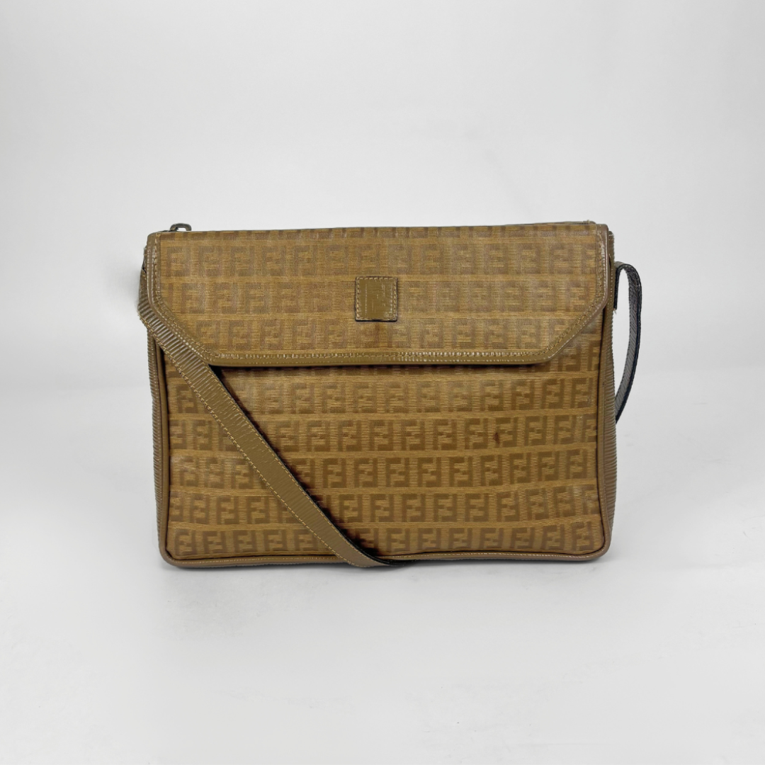 Fendi Bolsa transversal de PVC sobre fundo branco