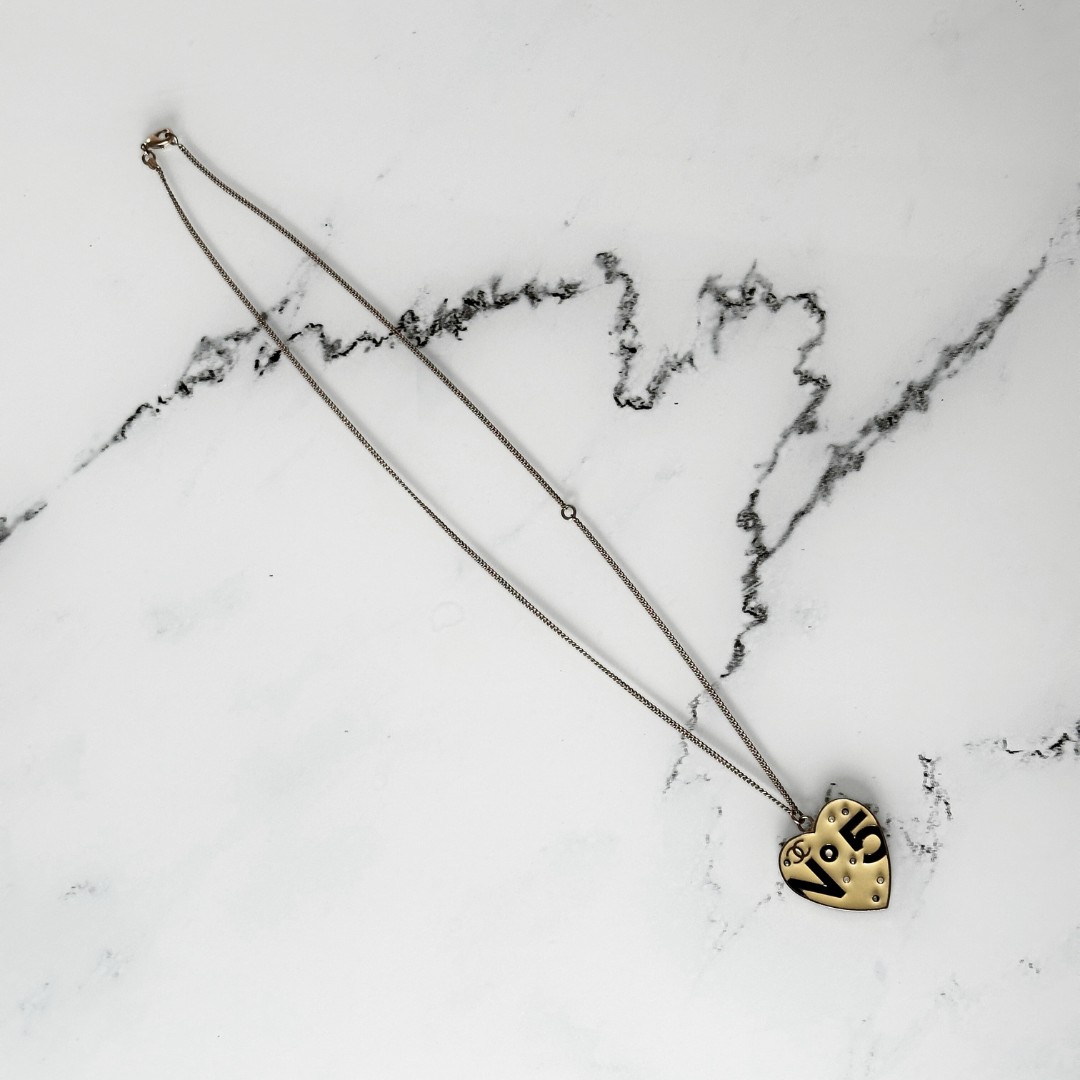Chanel Chanel 5 Heart Logo Halsband Guld Metall - Halsband - Etoile Luxury Vintage