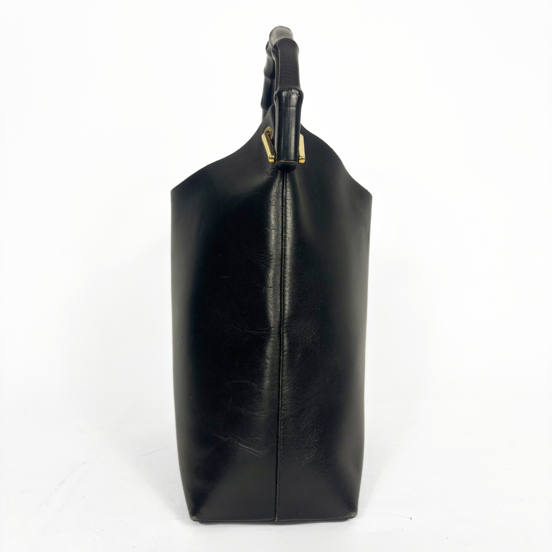 Gucci Bolso estilo hobo vintage de cuero negro con asa superior de bambú de madera oscura y herrajes dorados.