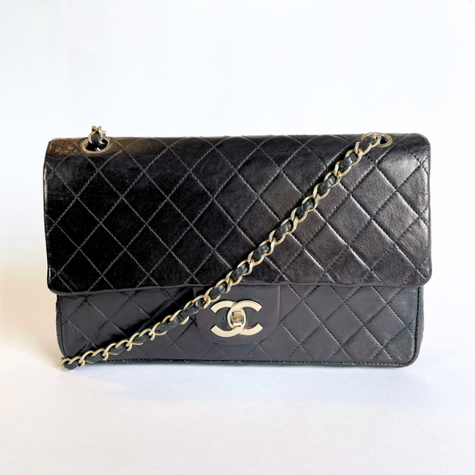 Chanel Classic Flap Bag Couro de pele de cordeiro médio