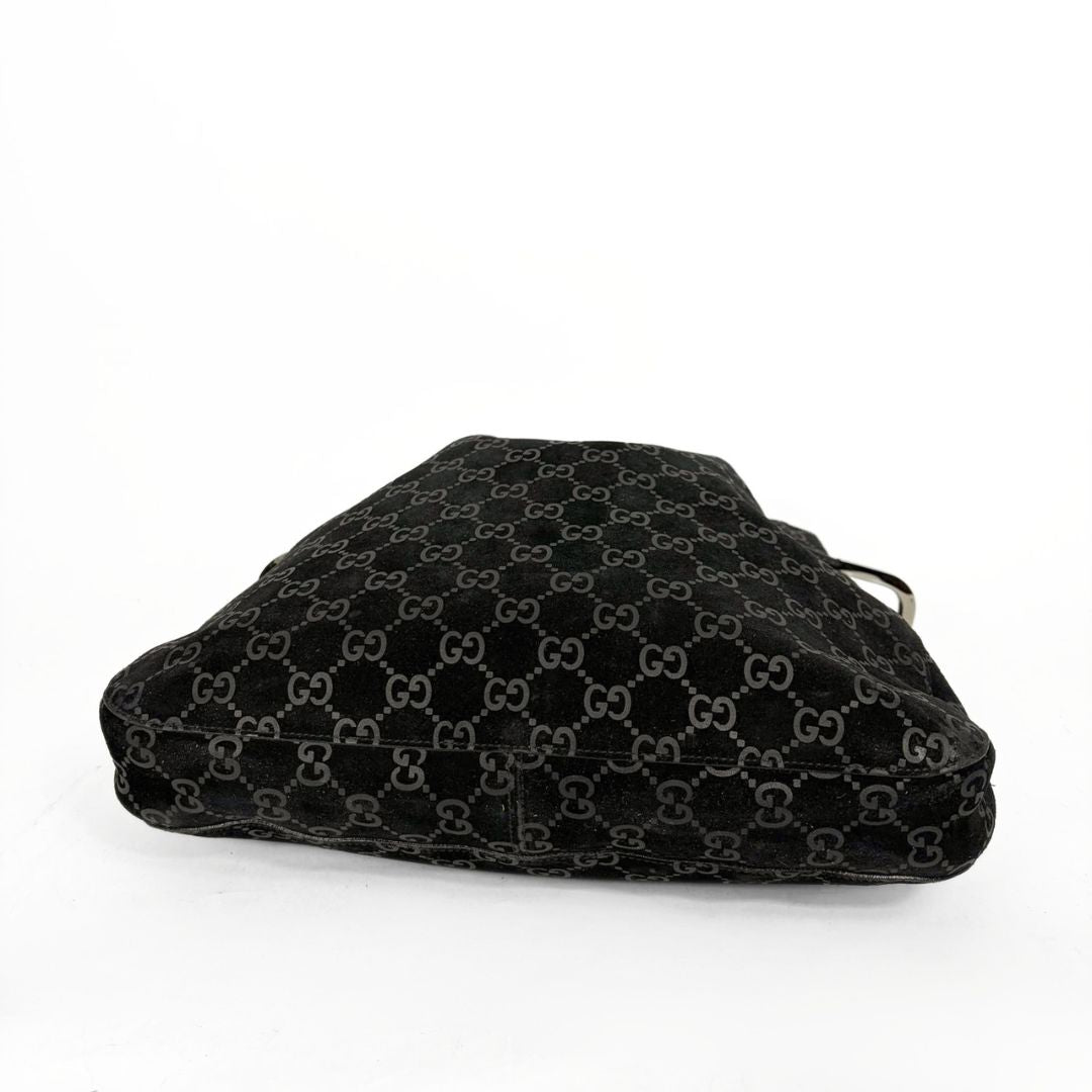 Pochette nera con motivo GG su sfondo bianco