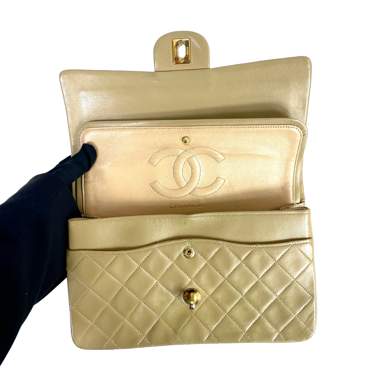 Chanel Chanel Μπεζ Κλασικό Μεσαίο Δίκλινο Flap Bag Lambskin Leather - Τσάντα ώμου - Etoile Luxury Vintage
