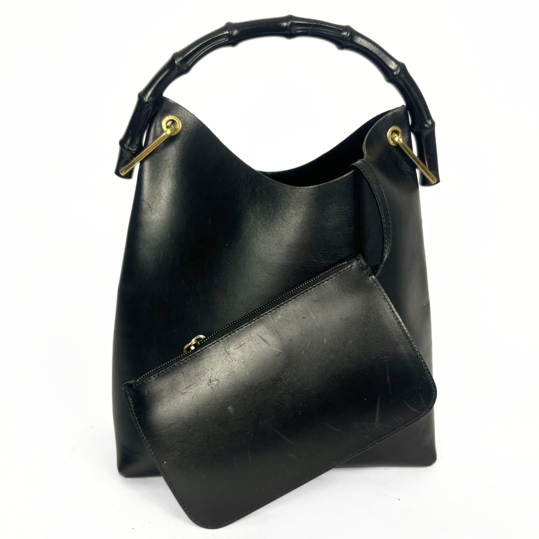 Gucci Bolso estilo hobo vintage de cuero negro con asa superior de bambú de madera oscura y herrajes dorados.