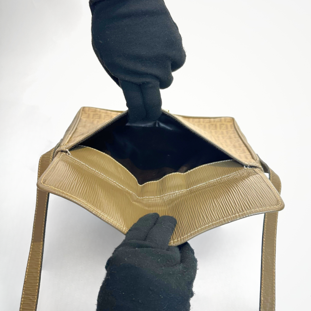 Fendi Bolsa transversal de PVC sobre fundo branco