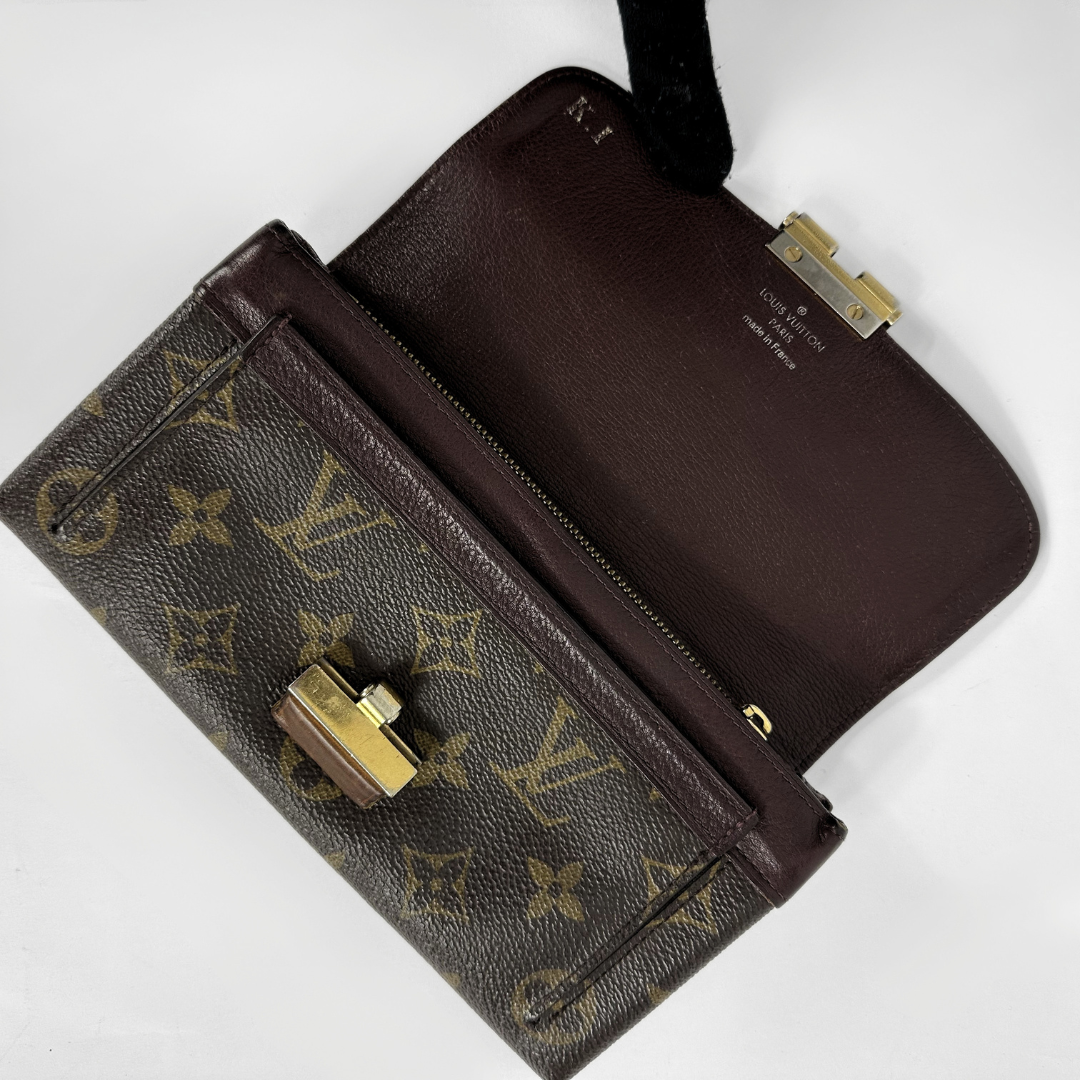 Louis Vuitton Gesp Wallet Large on a white background