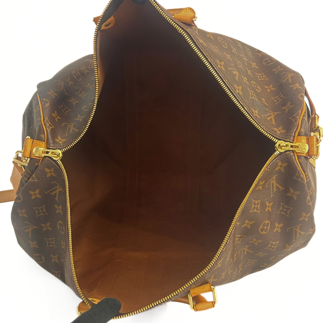 Braune Ledertasche mit goldenen Akzenten auf weißem Hintergrund