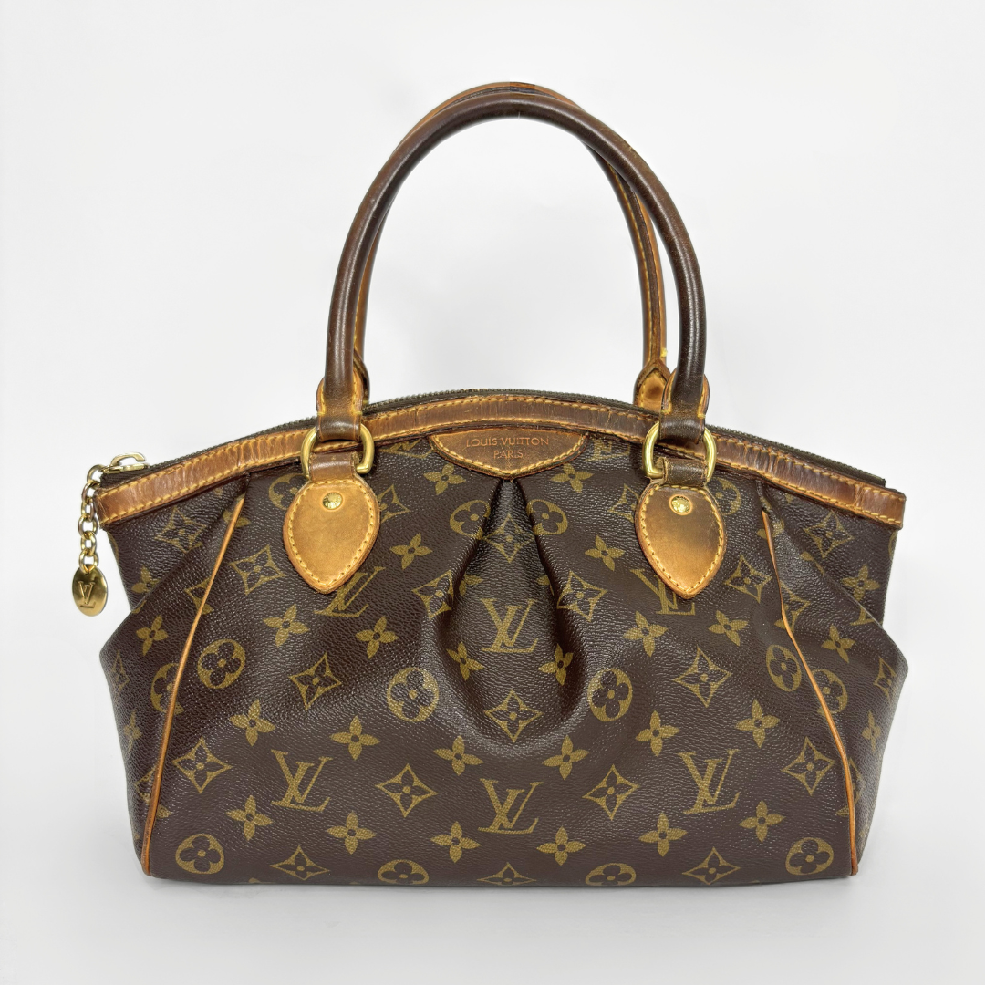 Braune Handtasche mit goldenen Akzenten auf weißem Hintergrund