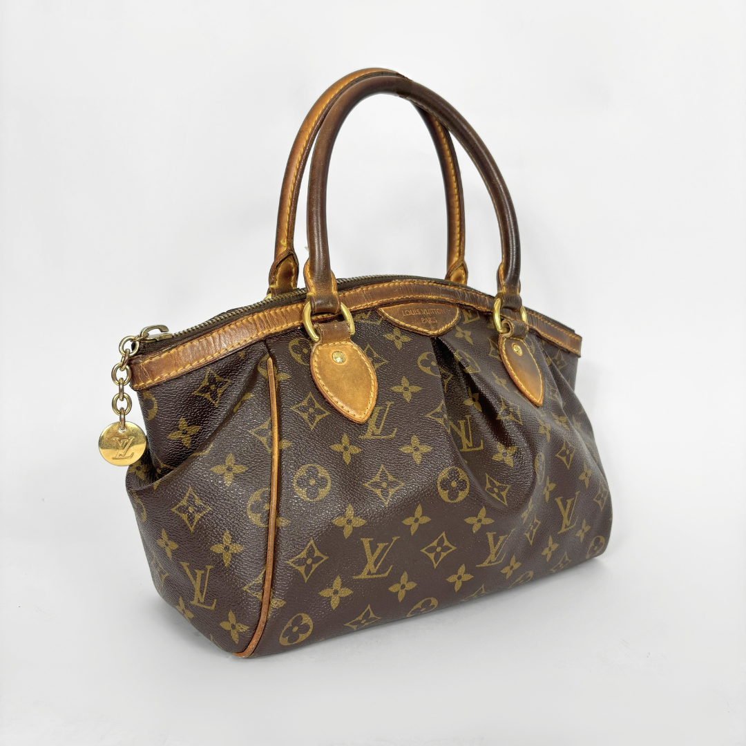 Braune Handtasche mit goldenen Akzenten auf weißem Hintergrund