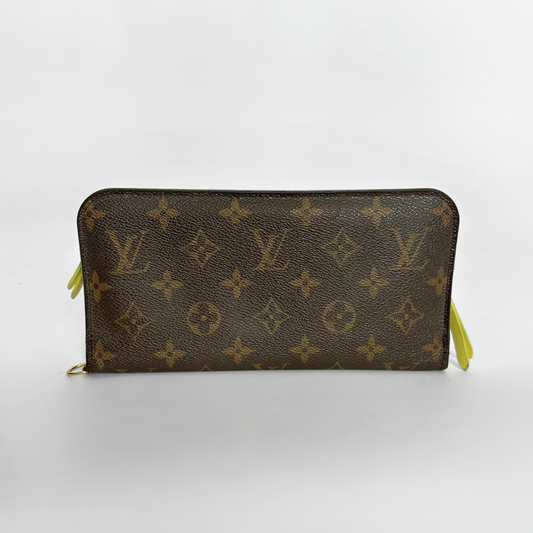 Louis Vuitton lompakko, jossa on monogrammikuvio valkoisella taustalla