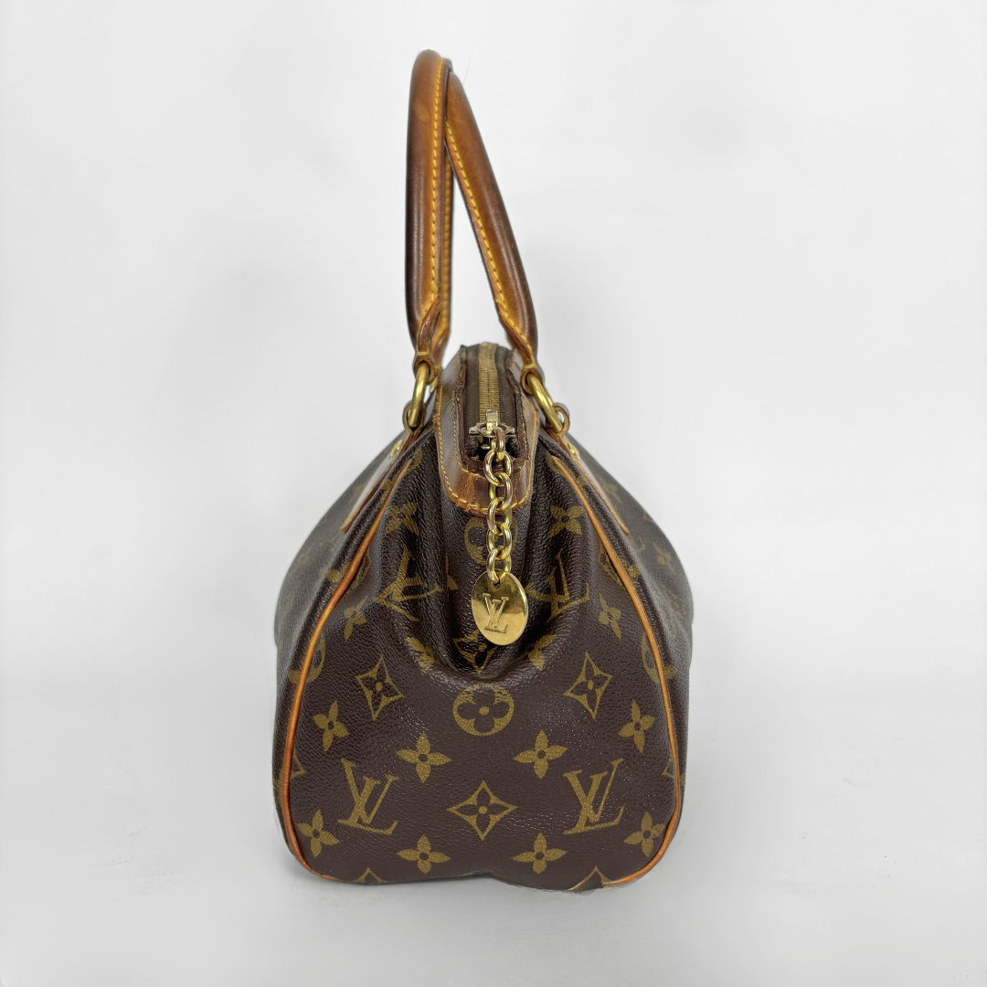 Braune Handtasche mit goldenen Akzenten auf weißem Hintergrund
