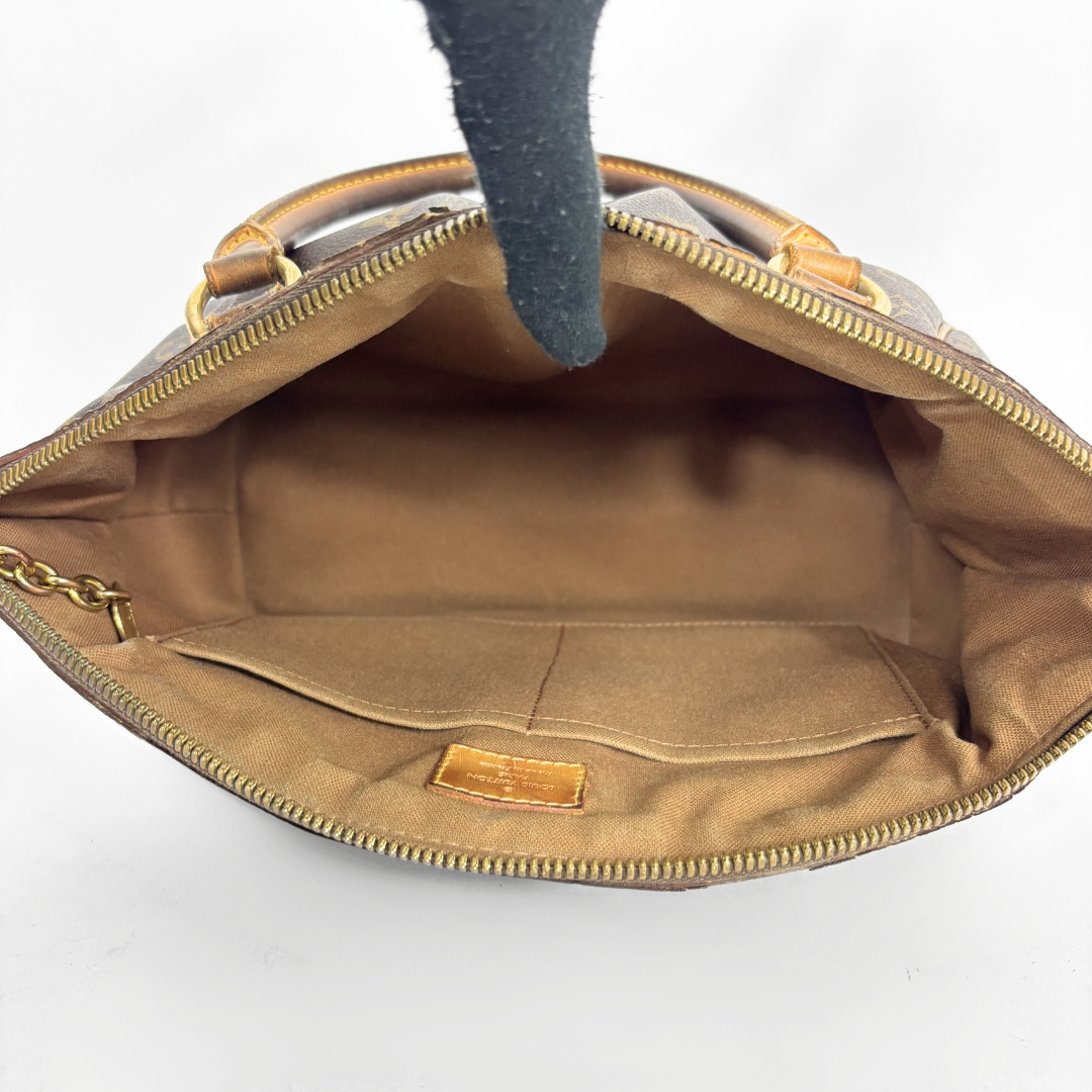 Braune Handtasche mit goldenen Akzenten auf weißem Grund: INNEN