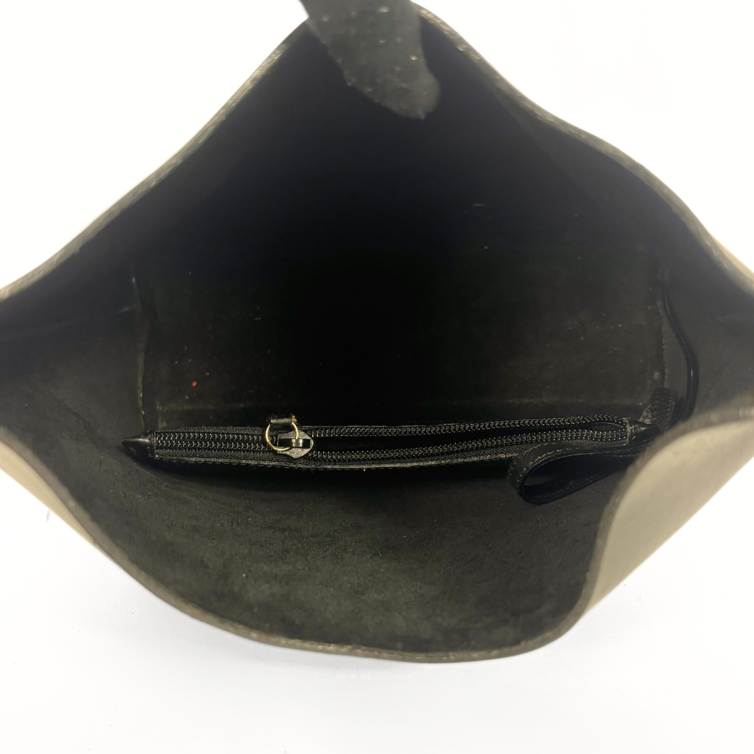 Gucci Bolso hobo vintage de cuero negro con asa superior de bambú de madera oscura y herrajes dorados: INTERIOR