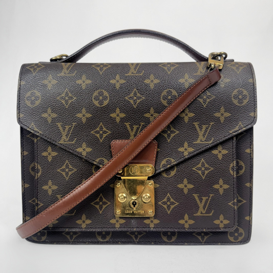 Louis Vuitton Bolso de hombro de lona con monograma, asa y correa de cuero marrón, cierre giratorio dorado y solapa frontal sobre fondo blanco.