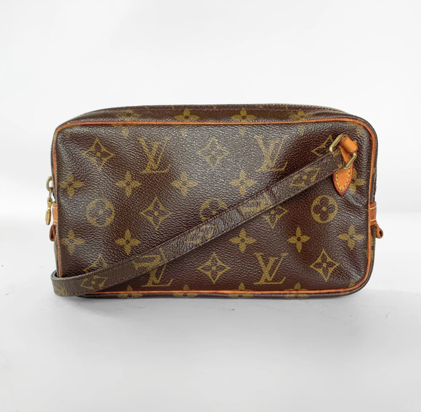 Bolso de mano marrón con monograma sobre fondo blanco